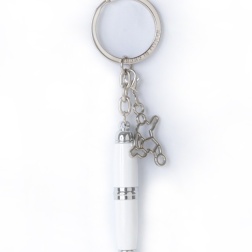 Penna portachiavi bianca con calciatore solidale