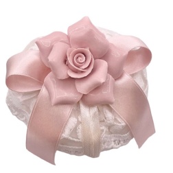 Bomboniera battesimo rosa Capodimonte cuscino pouf