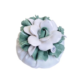 Bomboniera matrimonio rosa Capodimonte panna verde pouf