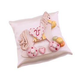 Bomboniera battesimo cavallo a dondolo ceramica rosa cuscino